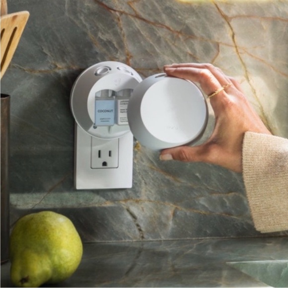 Pura Smart Home Fragrance Wi-Fi Diffuser Scent Nightlight 2 Refills Tommy Bahama - Picture 7 of 9